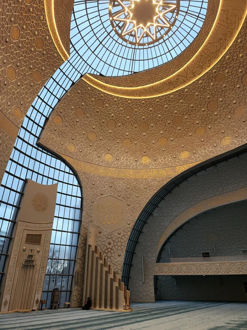 Clarity and Capital: The Market Case for Glass-Forward, Minimalist Architecture